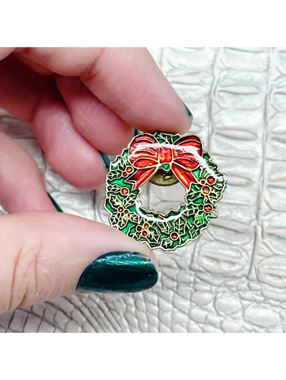 6246mc. Dainty Christmas Resin Wreath Brooch